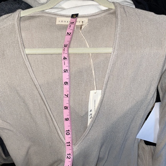 VICI:((NWT)) beige plunge neck super soft sweater - Picture 9 of 13